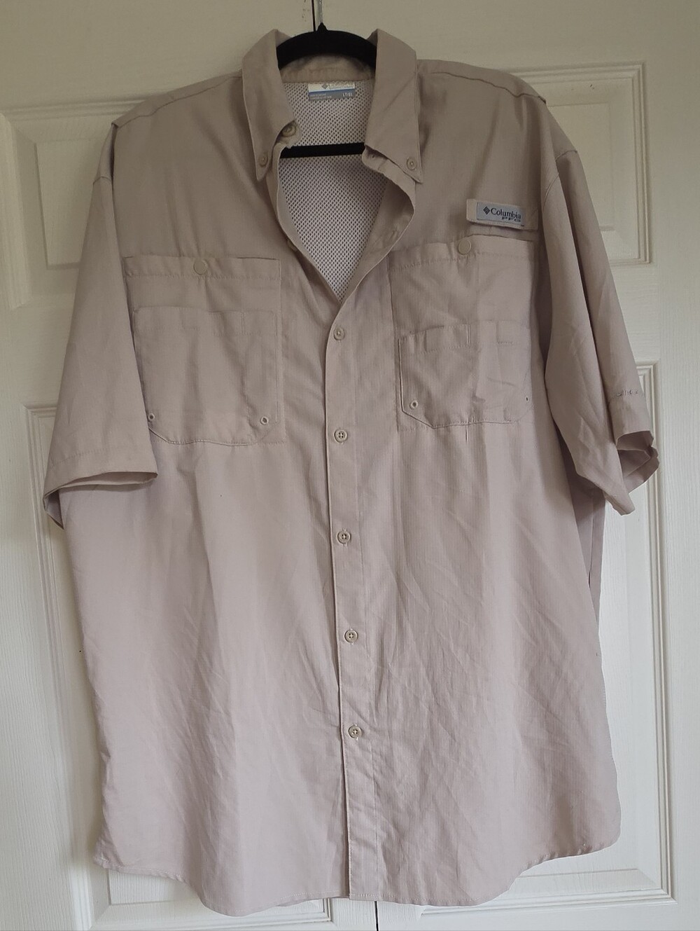 Columbia Short-Sleeve Button-Up Shirt in Light Beige